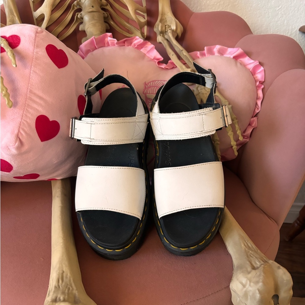 Dr. Martens white platform sandals sz 7 (RUNS LARGE)